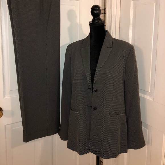 UNIFORM John Paul Richard women’s two piece suit - Picture 5 of 8